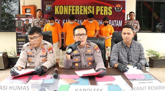 Bongkar Mafia PMI, Pastor Dilaporkan Pejabat BIN Ke Polisi, Para pelaku tindak pidana PMI yang terjaring polisi dihadirkan dalam Konferensi Pers Polsek Polsek KKP Batam, Selasa (7/2/23)