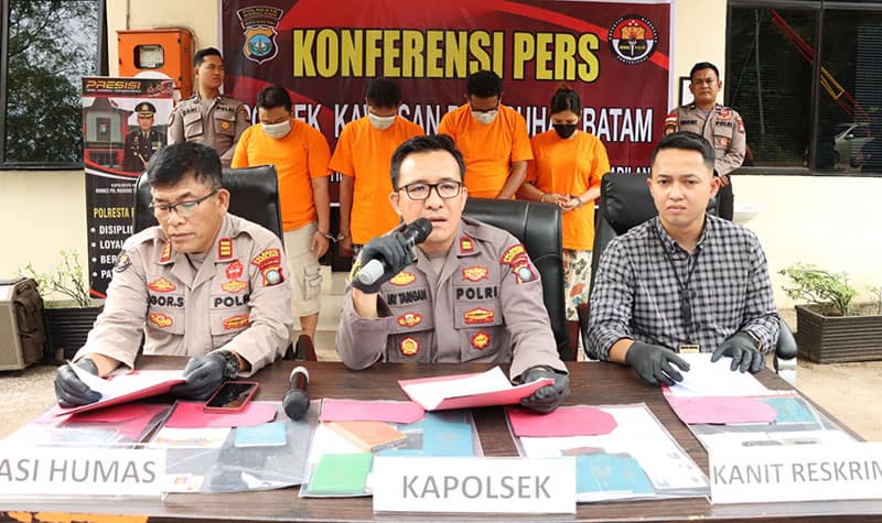 Para pelaku tindak pidana PMI yang terjaring polisi dihadirkan dalam Konferensi Pers Polsek Polsek KKP Batam, Selasa (7/2/23)