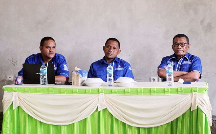 foto dari kiri: Sekretaris DPC PD Lembata (Kaidir Maha), Ketua DPC PD Lembata (Paskalis Laba Witak), Wakil Ketua IV PD Provinsi NTT (Thomas Ola Langoday).