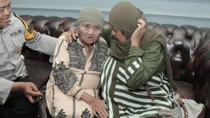 Hernik Martika saat bertemu kembali dengan ibunya di Mapolres Malang Kota.