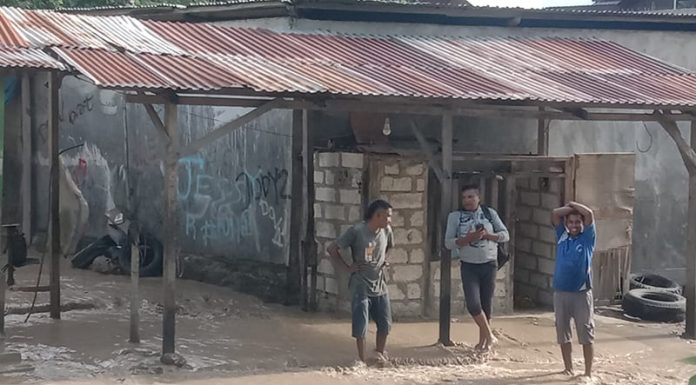 Takari Dilanda Banjir, Warga Mengungsi Jumat 3 Maret 2023, banjir menerjang perkampungan Takari, Kecamatan Takari, Kabupaten Kupang, Provinsi Nusa Tenggara Timur.