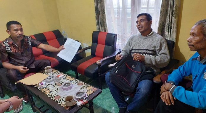 Warga Benteng Tawa IV Tolak Pengangkatan dan Pelantikan 2 Anggota BPD Ketua DPRD Ngada, Berny Dhey, saat menerima surat penolakan pelantikan dua anggota BPD dari Desi Darius Des dan Vladimir Gorgon pada Selasa 28 Maret 2023.