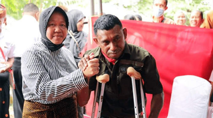 Mensos Bantu Penyandang Disabilitas dan Beri Kapal untuk Nelayan Mensos Tri Rismaharini saat memberi bantuan untuk Penyandang Disabilitas di Ende.