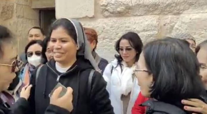 Suster Asal Ngada, Penjaga Makam Yesus Suster Rosita saat bersama para peziara asal Indonesia di luar makam Yesus.