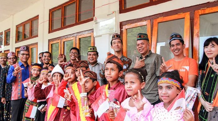 Dua SD di Matim Dibangun dengan Dukungan Dana dari Mitsubishi Motors Pemangku kepentingan terkait bersama Pastor Paroki, Ketua Yasukmatim, Kepala Sekolah, Sekretaris Dinas Pendidikan Manggarai Timur, CFO PT. Mitsubishi Motors Krama Yudha Indonesia, Wahana Visi Indonesia, dan World Vision Japanberfoto bersama anak-anak usai penyerahan gedung sekolah baru.