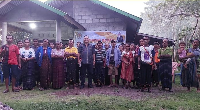 Anggota DPRD NTT Temui Warga Terpencil di Ngada Anggota DPRD Provinsi NTT asal Partai Golkar, Thomas Tiba foto bersama warga Waepana 1 saat reses Minggu (23/4/23)