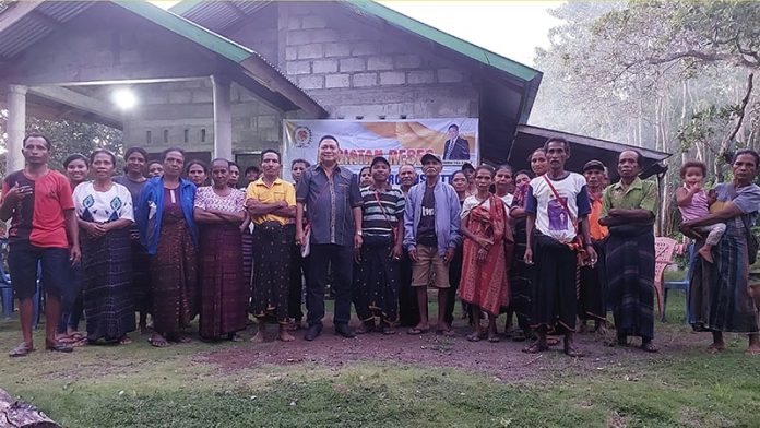 Anggota DPRD Provinsi NTT asal Partai Golkar, Thomas Tiba foto bersama warga Waepana 1 saat reses Minggu (23/4/23)