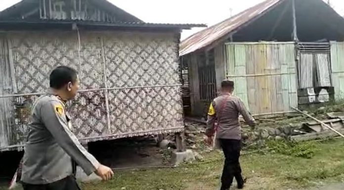 Pemkab Hapus Bantuan Rumah Untuk Warga Miskin, Kapolres Turun Tangan Kapolres Nagekeo bersama Kapolsek Nangaroro