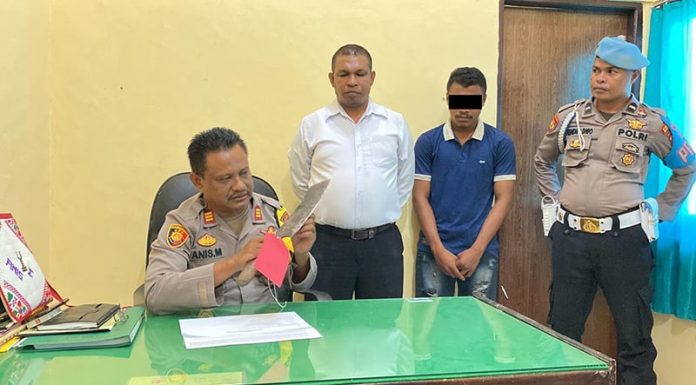 Dua Kali Berhasil Curi, Yang Ketiga Kepergok Sedang Congkel Jendela Kapolsek Aesesa, AKP. Yohanis Mira saat memberi keterangan, Senin (6/6/23). KNT baju biru.