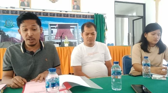 Kejari Bajawa Dituding Tak Serius Tangani Kasus Korupsi di Nagekeo Kasi Datun Kejaksaan Negeri Bajawa, Muhamad Firman Indra, didampingi dua Jaksa Penuntut Hana Anggri Ayu SH dan Tegar Pangetsu Putra Suda SH.