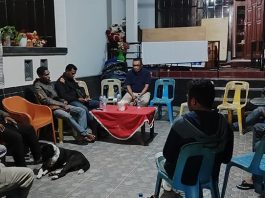 Tim sekolah lapangan saat berbagi pengalaman dengan mantan Bupati Lembata, Thomas Ola Langoday, di Kupang, Minggu (30/7/23) malam.