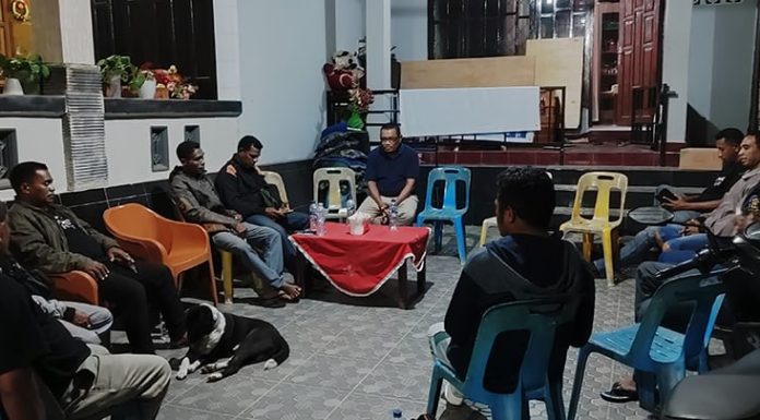 Lima Kades dan Pengurus Gereja di Lembata Sekolah Lapangan di Bali Tim sekolah lapangan saat berbagi pengalaman dengan mantan Bupati Lembata, Thomas Ola Langoday, di Kupang, Minggu (30/7/23) malam.