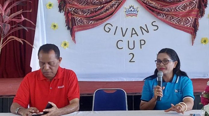 Givans Cup 2 Diikuti 32 Tim dari 27 SMP Kepala Sekolah SMA Katolik Giovani Kupang RD. Stefanus Mau, Pr dan Ketua Panitia Givans Cup 2 Margareta Gena saat memberi keterangan pers, Rabu 23 Agustus 2023.