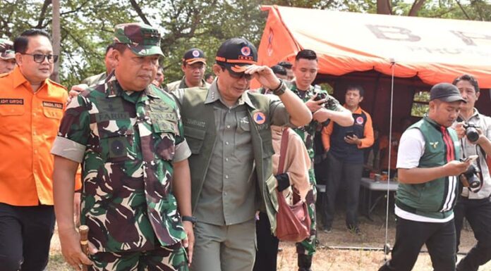 Pangdam Brawijaya dan Kepala BNPB Tinjau Lokasi Kebakaran di Gunung Arjuno Pangdam V/Brawijaya Mayjen TNI Farid Makruf, M. A dan Kepala BNBP Letjen TNI Suharyanto meninjua lokasi kebakaran hutan dan lahan (karhutla) di Gunung Arjuno, Kecamatan Prigen, Kabupaten Pasuruan, Jumat (08/09/2023).
