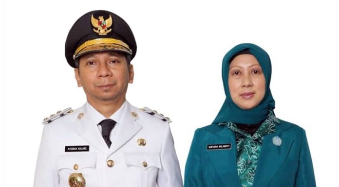 Penjabat Gubernur NTT, “Tukang Cuci Piring Kotor” Warisan VBL dan JNS Penjabat Gubernur NTT Ayodhia Kalake bersama istri, Ny Lili Kalake.