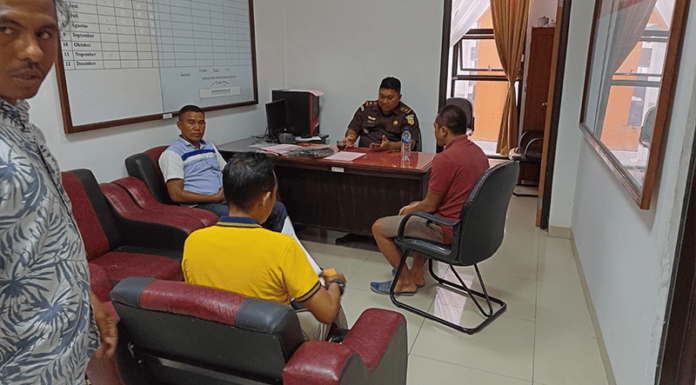 Polres Nagekeo Serahkan Tersangka Narkoba ke Kejari Ngada Resnarkoba Polres Nagekeo saat menyerahkan tersangka Ade ke Kejari Ngada, Selasa (12/9/23).