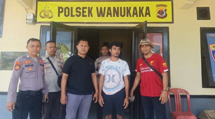 Pemuda 30 Tahun Tewas Ditebas Temannya Sendiri Foto: HHA saat diamankan di Polres Sumba Barat, Nusa Tenggara Timur (NTT). (Dok Polres Sumba Barat).