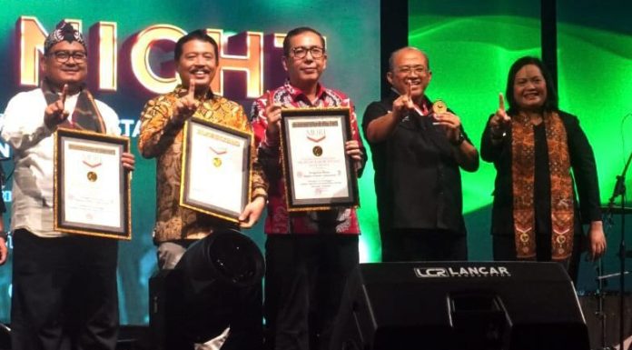 IDI Raih 4 Rekor MURI Penghargaan ini diserahkan oleh Sri Widayati, Perwakilan dari MURI kepada DR Dr Moh. Adib Khumaidi, SPOT selaku Ketua Umum PB IDI didampingi Dr Ulul Albab, SpOG - Sekjen PB IDI, Dr Slamet Budiarto, MH - Wakil Ketua I PB IDI, DR Dr Sutrisno, SpOG(K) - Ketua IDI Wilayah Jawa Timur, dan Dr Budi Himawan, SpU - Ketua IDI Cabang Lamongan.