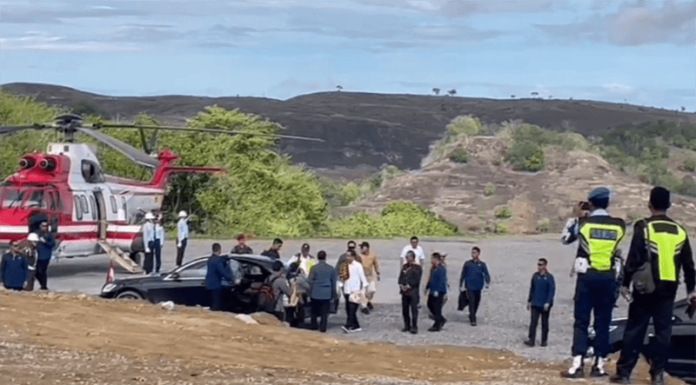 Presiden Jokowi Tinjau Bendungan Lambo Presiden Jokowi saat tiba di helipad Waduk Lambo, Desa Rendubutowe, Kecamatan Aesesa Selatan, Kabupaten Nagekeo pada Selasa (5/12/23) pagi.