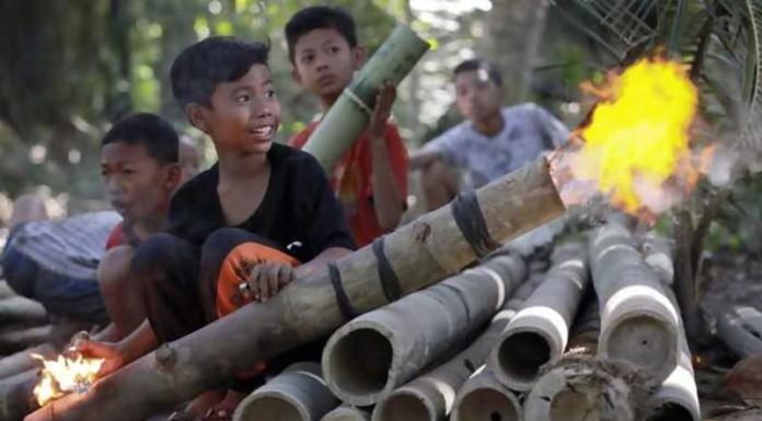Bising Meriam Bambu Picu Pria di Manggarai Tembak Anak Usia 13 Tahun Jelang Natal dan Tahun Baru, anak-anak di pelosok NTT sering meramaikannya dengan Meriam Bambu, namun terkadang ada warga yang tak suka dengan suara bising ledakan yang disulut pakai minyak tanah atau air karbit tersebut.