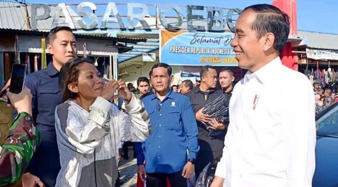 Jelang Natal, Presiden Cek Harga Kebutuhan Pokok di Pasar Oebobo Kupang Presiden Joko Widodo saat berinteraksi dengan masyarakat Kota Kupang di Pasar Oebobo, Rabu 6 Desember 2023.