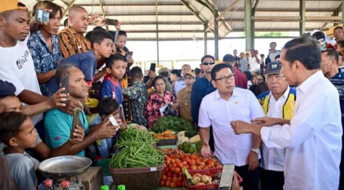 Presiden Cek Harga Beras di Pasar Danga, Sempat Beli Mangga dan Tempe Presiden Joko Widodo saat mengunjungi Pasar Danga, Selasa, 5 Desember 2023.