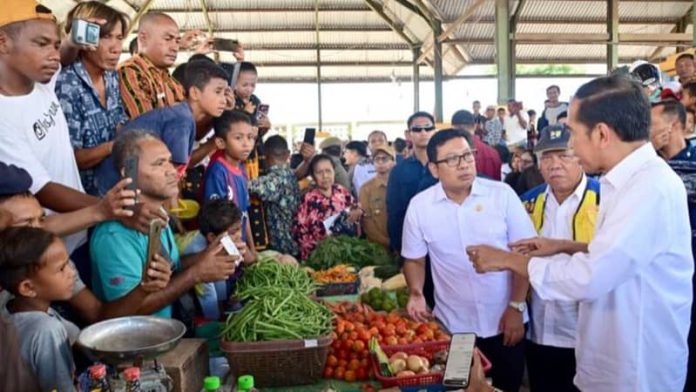 Presiden Joko Widodo saat mengunjungi Pasar Danga, Selasa, 5 Desember 2023.