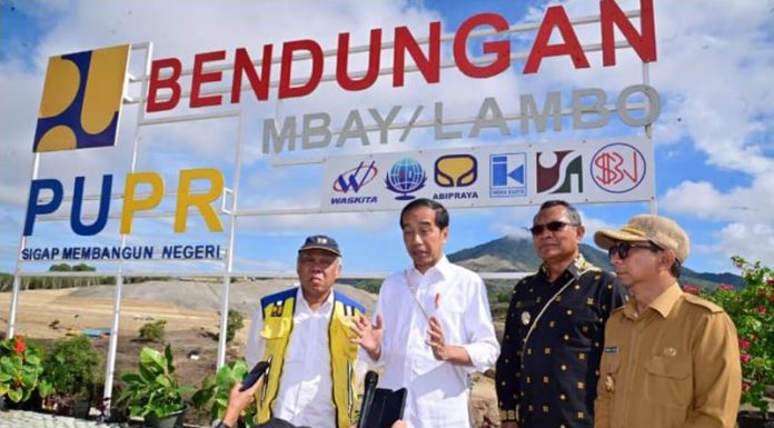 Usai Tinjau Bendungan Lambo, Presiden: Ini Strategi Kedaulatan Pangan Presiden Joko Widodo menyampaikan keterangan pers usai meninjau progres pembangunan Bendungan Mbay Lambo, Selasa 5 Desember 2023. Foto: BPMI Setpres/Muchlis Jr.