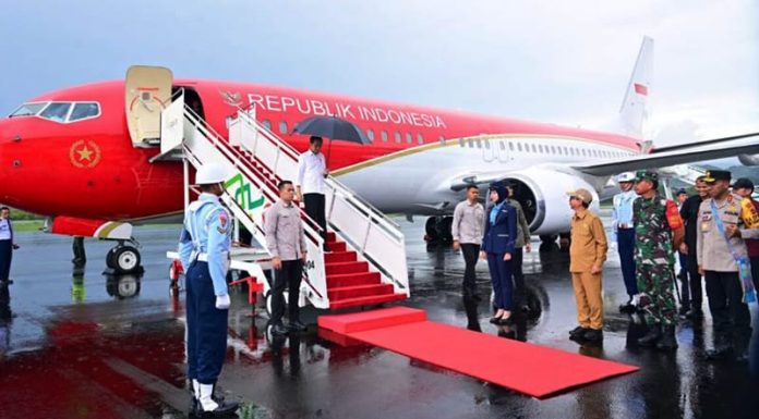 Presiden Jokowi Tiba di Labuan Bajo, Kunker 3 Hari di NTT Presiden Joko Widodo tiba di Bandar Udara Komodo, Labuan Bajo, Kabupaten Manggarai Barat untuk melakukan kunjungan kerja ke Provinsi Nusa Tenggara Timur (NTT) pada Senin, 4 Desember 2023. Foto: BPMI Setpres/Muchlis Jr.