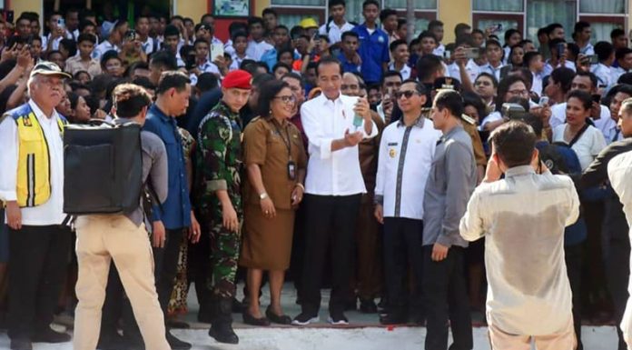 Presiden Apresiasi Praktik Pembelajaran di SMK Negeri 5 Kupang Presiden Joko Widodo mengunjungi SMK Negeri 5 Kupang, pada hari Rabu, 6 Desember 2023 untuk meninjau fasilitas dan praktik pembelajaran siswa.