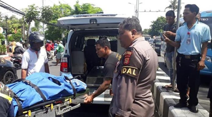 Nyebrang Jalan di Bali, Warga Kupang Tewas Ditabrak Truk Sampah Evakuasi jenazah Ruben Ludji dari Jalan Raya Bypass Ngurah Rai, Kecamatan Kuta, Kabupaten Badung. (foto dok: Polresta Denpasar)