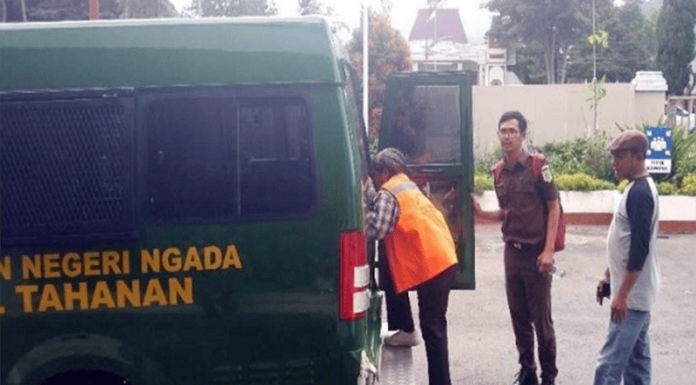 Tilep Honor Dokter, Mantan Bendahara Dinkes Ditahan ME (44), mantan Bendahara Dinas Kesehatan Kabupaten Nagekeo saat ditahan penyidik Kejaksaan Negeri Ngada, Selasa (20/2/24).
