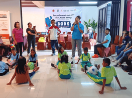 Fasilitator Veramyta Maria, Koordinator Prodi Penjaskerek FKIP Undana, memberikan arahan mengenai salah satu gerakan olahraga bagi anak-anak.