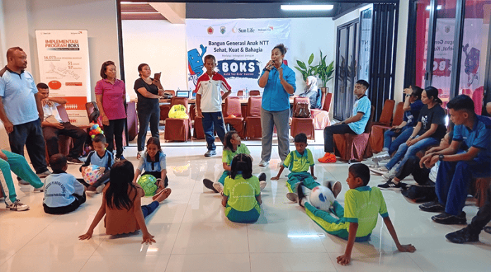 WVI dan Undana Beri Pelatihan Bagi Guru SLB di Kota Kupang Fasilitator Veramyta Maria, Koordinator Prodi Penjaskerek FKIP Undana, memberikan arahan mengenai salah satu gerakan olahraga bagi anak-anak.