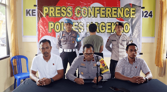 Polisi Ungkap Motif Penganiayaan Terhadap Maria Wakapolres Nagekeo Kompol Januarius Seran, SH didampingi Kasat Reskrim Polres Nagekeo Iptu. Dominggus N. S. L. Duran, SH dan KBO Reskrim Polres Nagekeo Ipda. Ferdi Leonard Mina Belo, SH