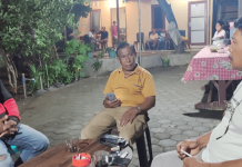 Anton Ba’i, Purnawirawan Polri Yang Sukses di Pileg 2024 Anton Ba'i (baju putih) sedang bincang santai dengan Tim Suksesnya di Kediamannya di Nangaroro, Nagekeo.