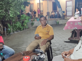 Anton Ba'i (baju putih) sedang bincang santai dengan Tim Suksesnya di Kediamannya di Nangaroro, Nagekeo.
