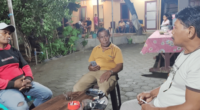 Anton Ba’i, Purnawirawan Polri Yang Sukses di Pileg 2024 Anton Ba'i (baju putih) sedang bincang santai dengan Tim Suksesnya di Kediamannya di Nangaroro, Nagekeo.