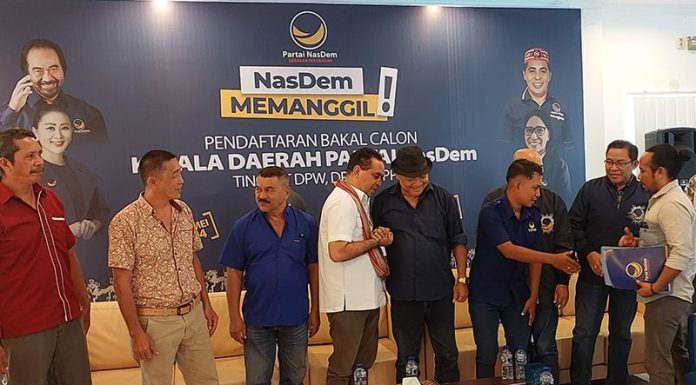Cagub Andre Garu dan Cabup Toti Daftar di Partai Nasdem Andre Garu dan Toti saat mendaftar di DPW Partai Nasdem NTT