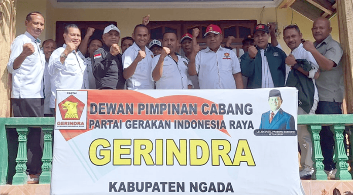 Daftar di 4 Parpol, Ketua DPRD Siap Bertarung di Pilkada Ngada BDN foto bersama dengan pengurus DPC Gerindra Ngada, Kamis (2/5/24).