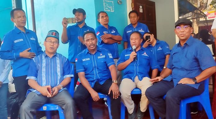 Pilgub NTT: OASE Daftar Ke Demokrat, Golkar “Tutup Pintu” OASE foto bersama pengurus Partai Demokrat NTT usai menyerahkan berkas pendaftaran Bakal Calon Gubernur dan Wakil Gubernur NTT.