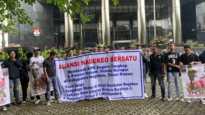 aktivis anti korupsi yang tergabung dalam forum Aliansi Nagekeo Bersatu (ANB) mendatangi kantor Komisi Pemberantasan Korupsi (KPK) pada Senin (1/7/24) sekitar pukul 12.00 Wita.