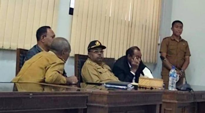 Nyebar Hoax dan Monopoli Proyek, DPRD Minta APH Periksa Bupati Ngada Bupati Ngada Andreas Paru (baju hitam) saat mengikuti Sidang Paripurna di DPRD Ngada, Selasa (23/7/24).