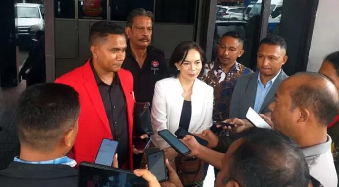 Dugaan Korupsi di Dekranasda Merupakan Kejahatan Luar Biasa Ketua Dekranasda Belu, Freny Indriani Yanuarika memberikan keterangan kepada awak media usai diperiksa lima jam di Tipikor Polres Belu pada 3 April 2024.