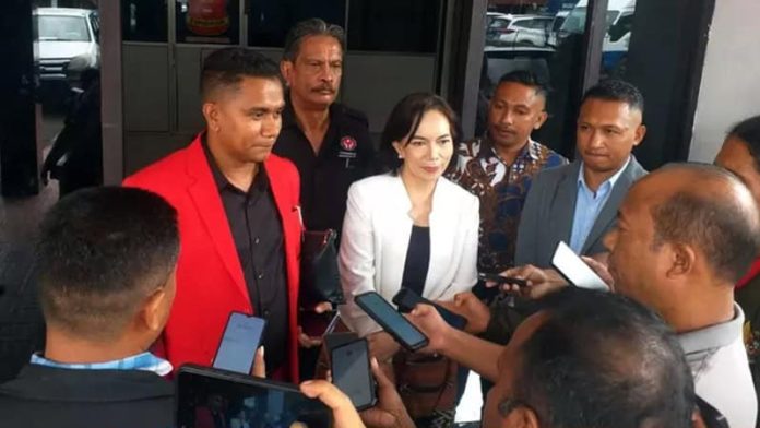Ketua Dekranasda Belu, Freny Indriani Yanuarika memberikan keterangan kepada awak media usai diperiksa lima jam di Tipikor Polres Belu pada 3 April 2024.