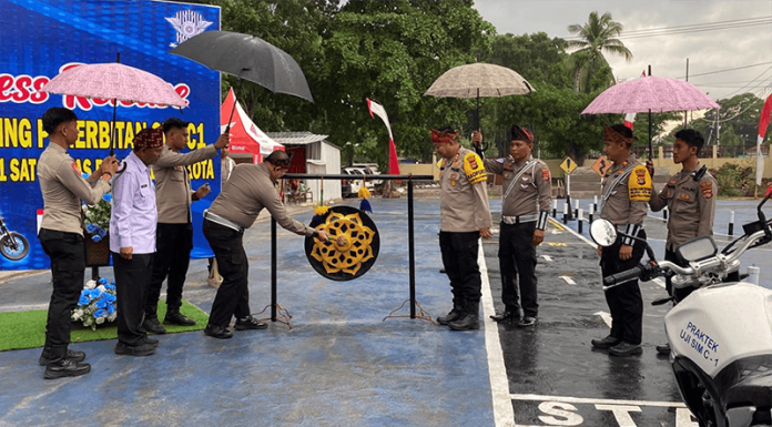 Pertama di Sumbawa: Polres Bima Kota Luncurkan SIM C1 Polres Bima Kota secara resmi meluncurkan layanan penerbitan SIM C1. Acara ini digelar dihalaman Kantor Polres Bima Kota, Rabu (30/10/24).