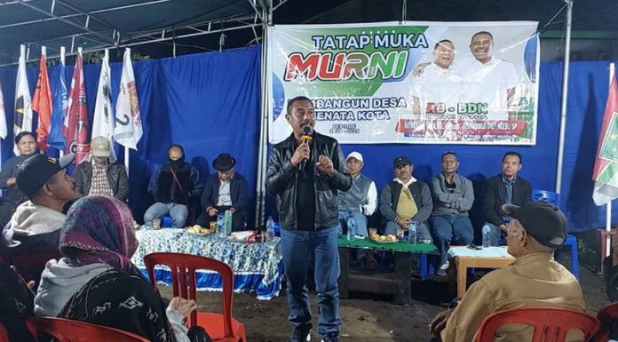 Paket MURNI Janjikan Modal UMKM Hingga Pendidikan Gratis Tatap muka paket MURNI dengan masyarakat Desa Dizigedha, Kecamatan Golewa Barat, Senin (23/9/24) malam.