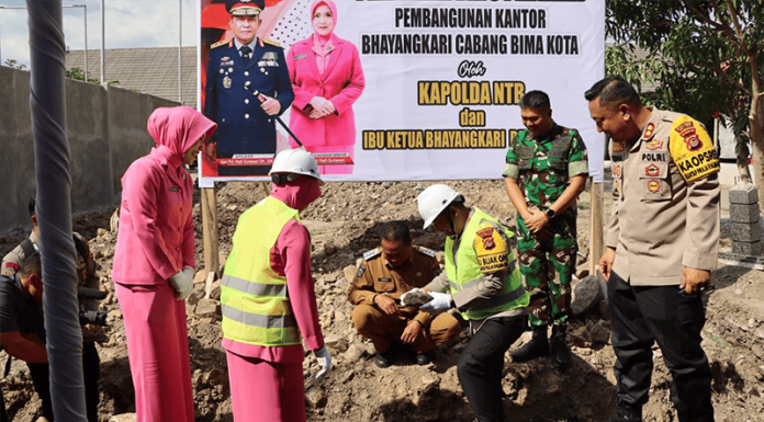 Gedung Bhayangkari Cabang Bima Kota Mulai Dibangun Peletakkan batu pertama pembangunan Gedung Bhayangkari Cabang Bima Kota, Senin (30/10/24).