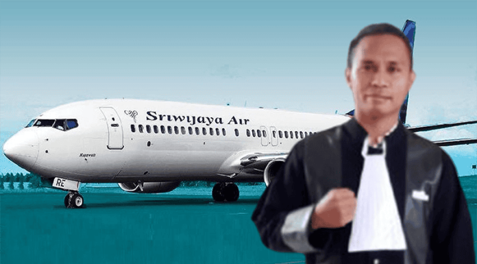 Polisi, Jaksa, dan Advokat Diduga Terlibat Mafia Uang Santunan Sriwijaya Air Cosmas Jo Oko dengan latar belakang pesawat Sriwijaya Air