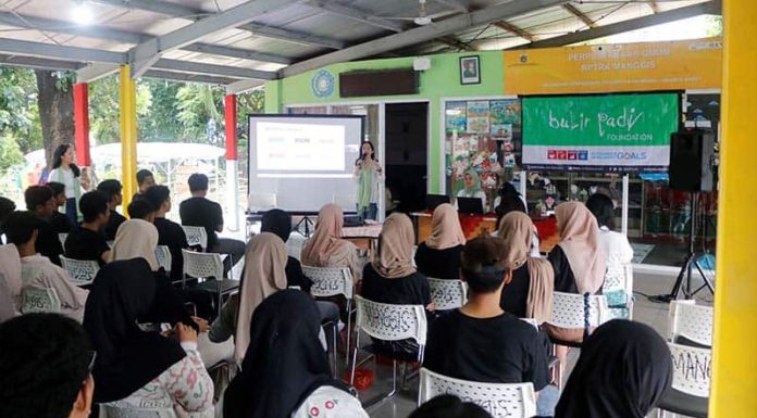 YBP Luncurkan Program Pembentukan Karakter Peserta menyimak materi yang dipaparkan oleh Yayasan Bulir Padi dalam workshop bertajuk “Dari Potensi ke Prestasi: Kunci Sukses Anak Muda Berkarakter” yang menandai dimulainya Program Pengembangan Karakter "Anak Muda Berkarakter, Anak Muda Berprestasi". Turut hadir sebagai narasumber adalah Technical Policy Analyst Puspeka Kemendikdasmen Irene R. Cuang.